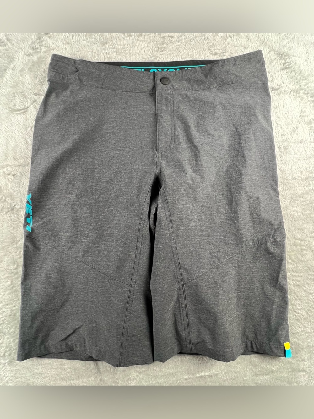 Yeti Cycles Mason Shorts Men’s L Charcoal Gray Cycling Zip Pocket Performance